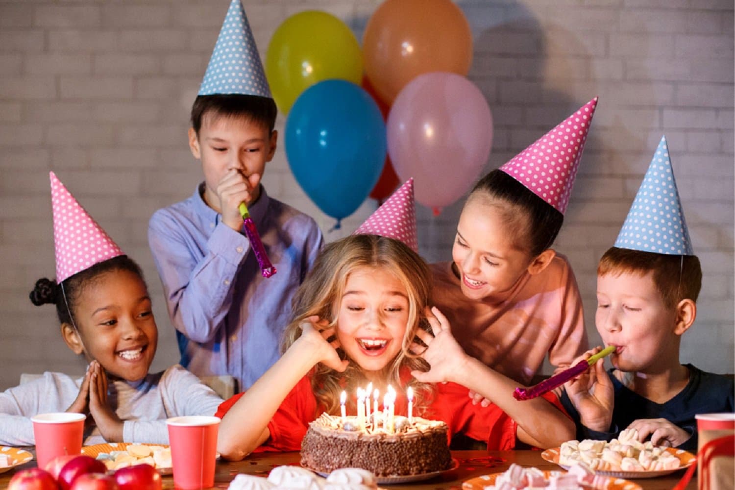 Bébé Garçon 1 An Avec Un Gâteau Et Des Ballons, Anniversaire D'un