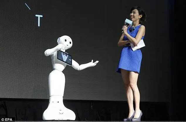 robot pepper sur scène avec une animatrice