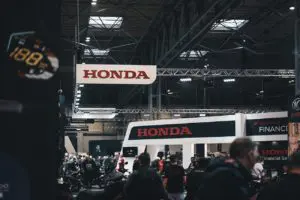 Stand Honda lors d'un salon automobile, utilisant plusieurs supports de communication