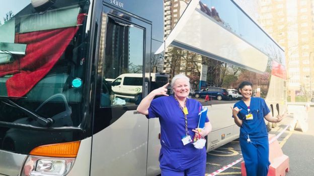 Les bus de rock star pour le confort du NHS