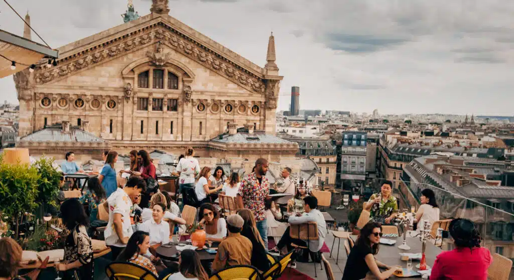 afterwork entre collègues sur le rooftop des galeries Lafayette à Paris