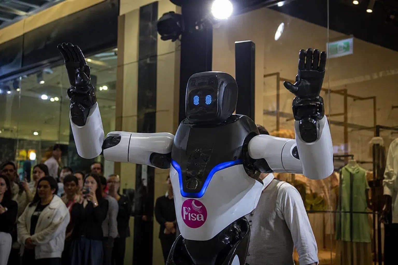 Après Séoul, Taïwan fait défiler un robot humanoïde sur un podium
