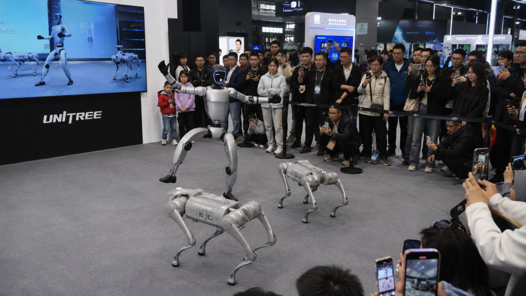 des robots faisant une démonstration lors d'une exposition