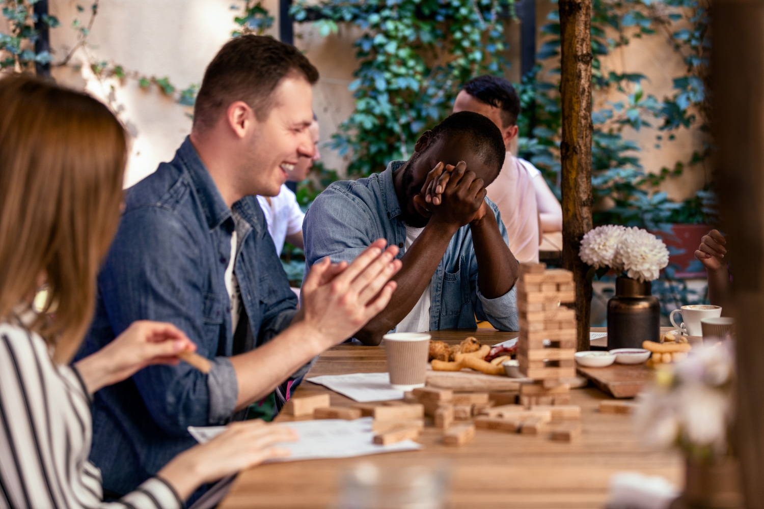 Animer un atelier d’équipe avec des jeux de communication verbale pour adultes